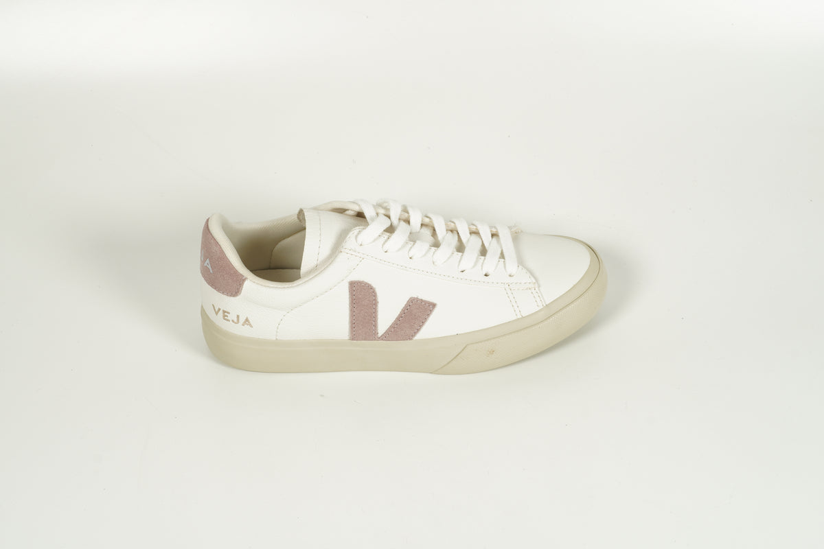 fille en baskets