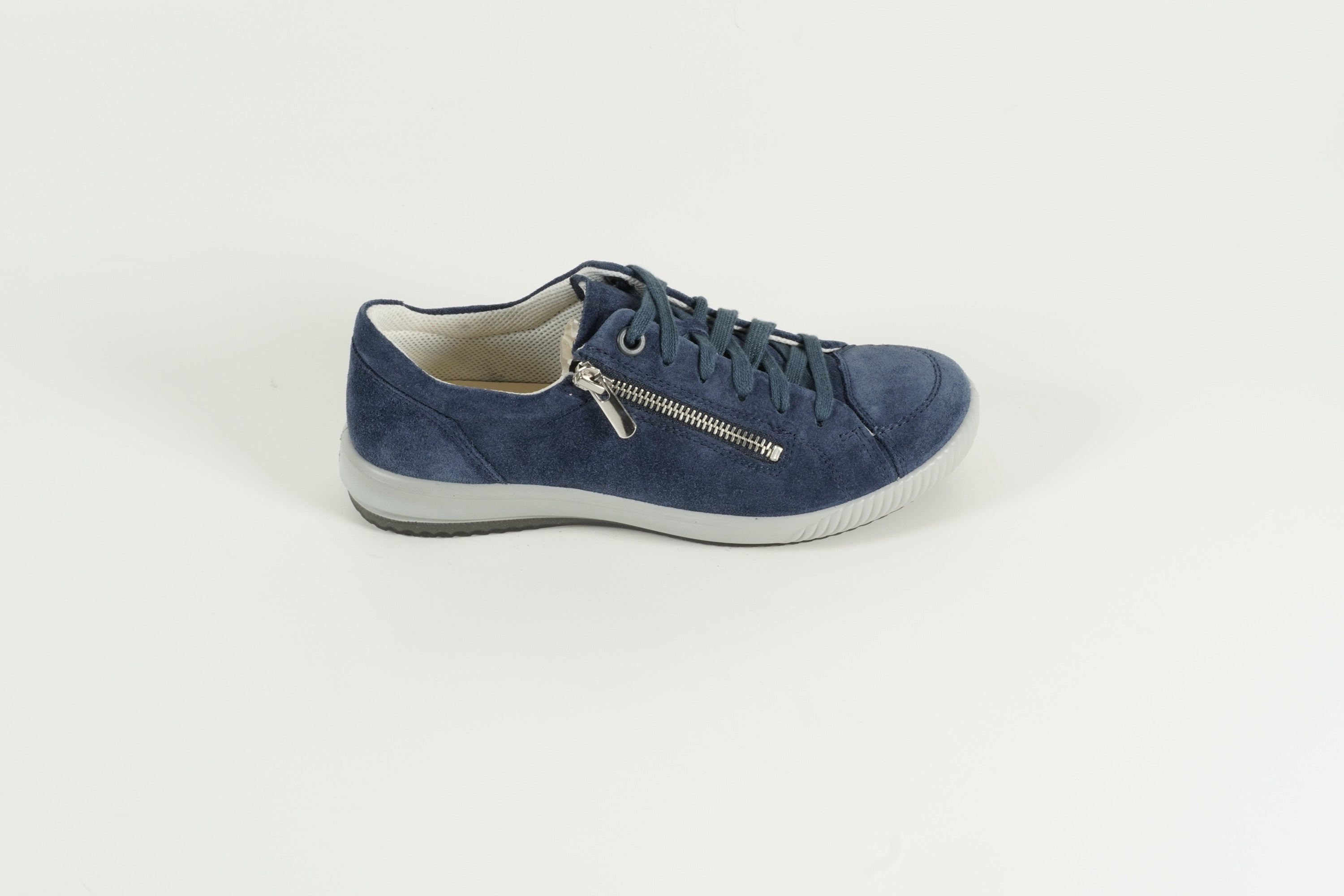 Baskets bleues