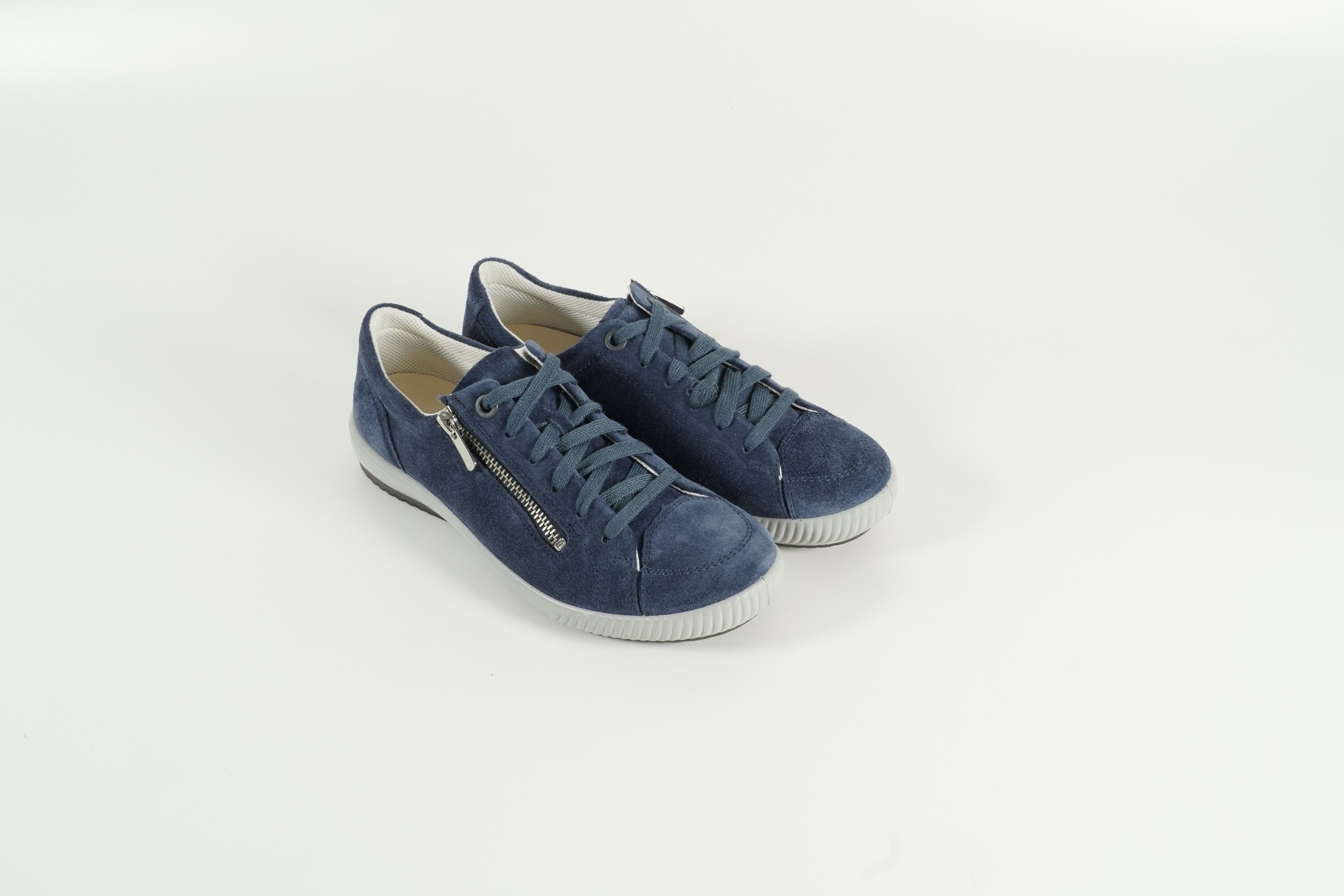 Baskets bleues