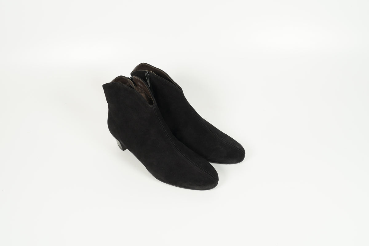 Lined black pumps