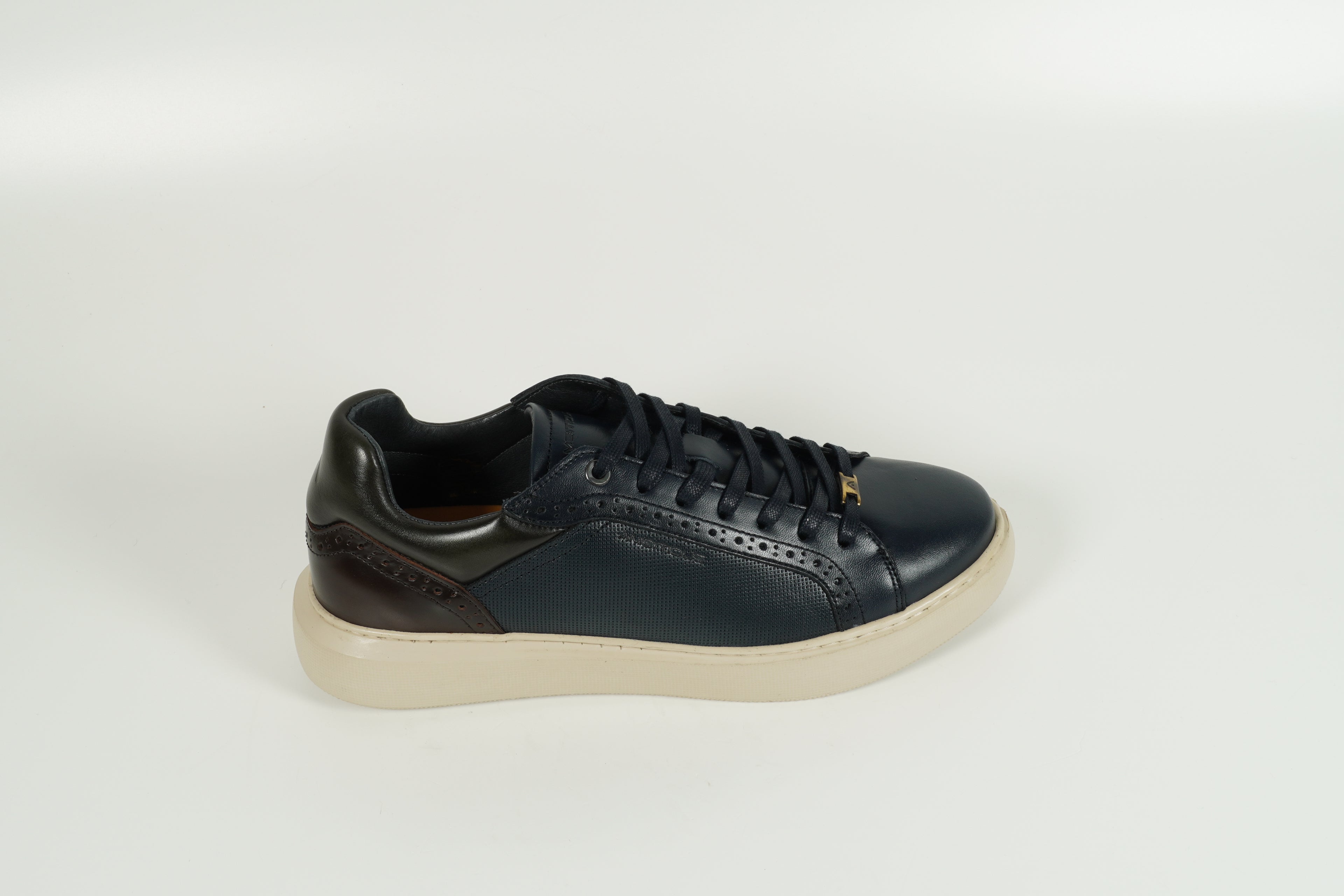 Baskets bleues