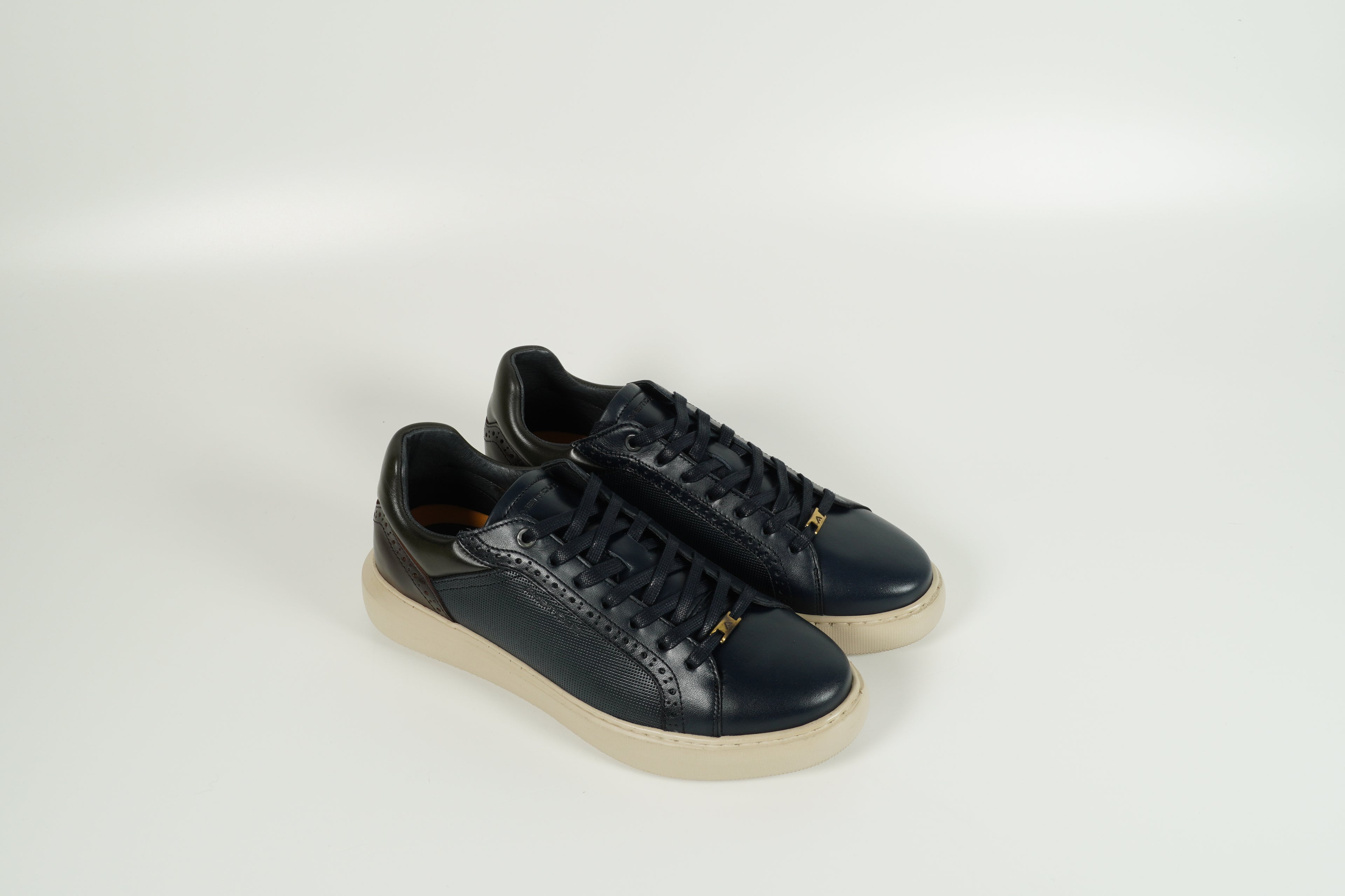 Baskets bleues