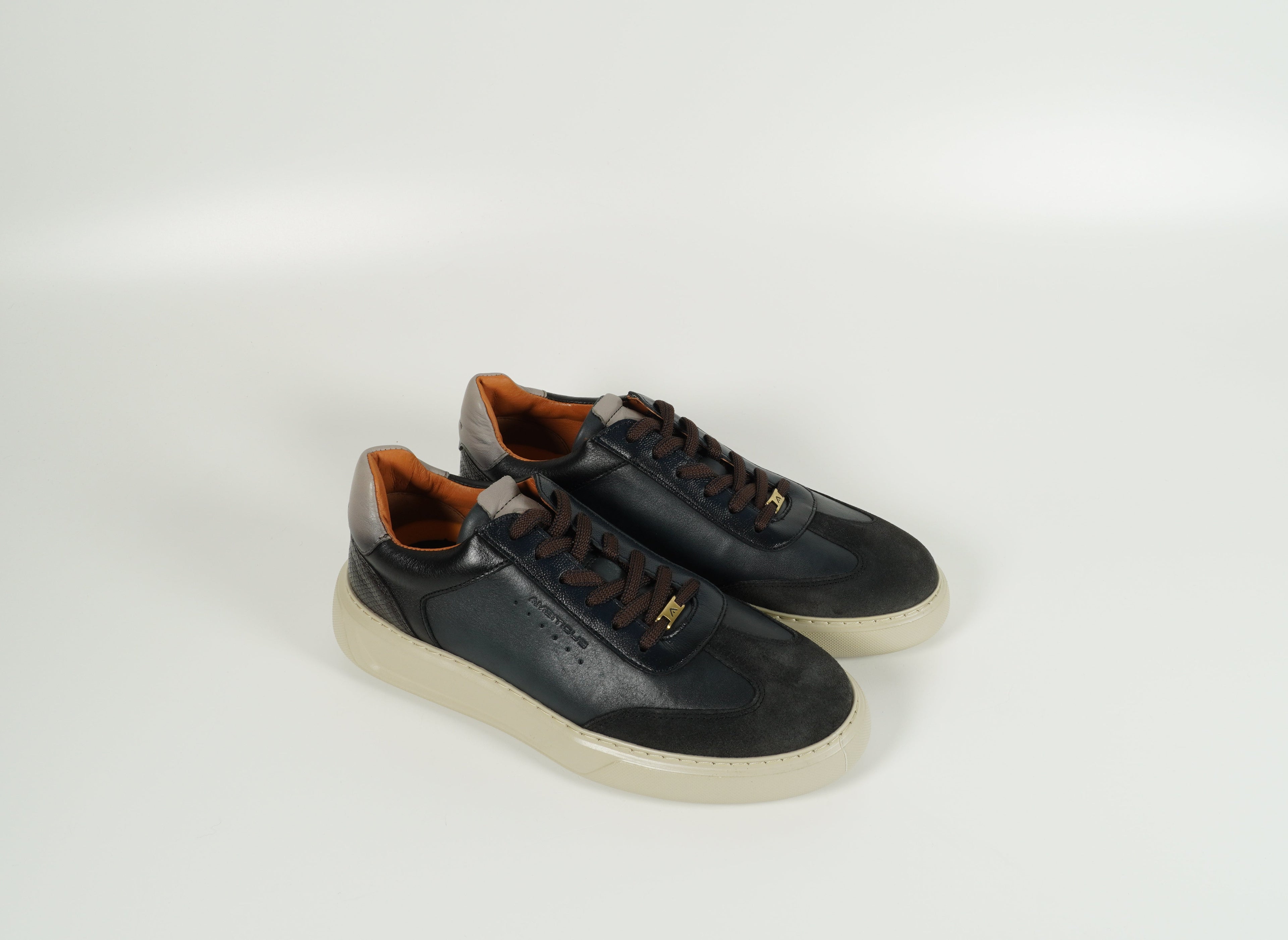 Baskets bleues