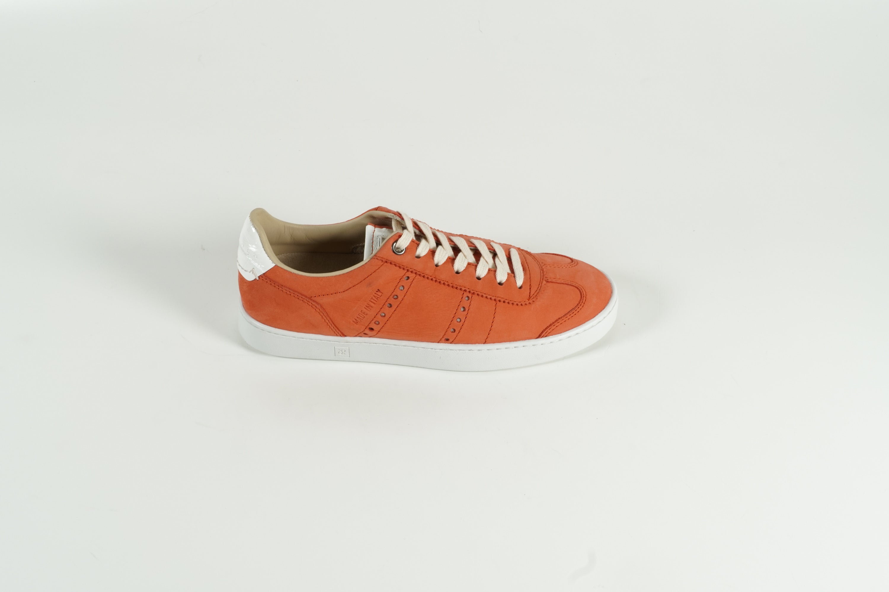 Baskets rouges