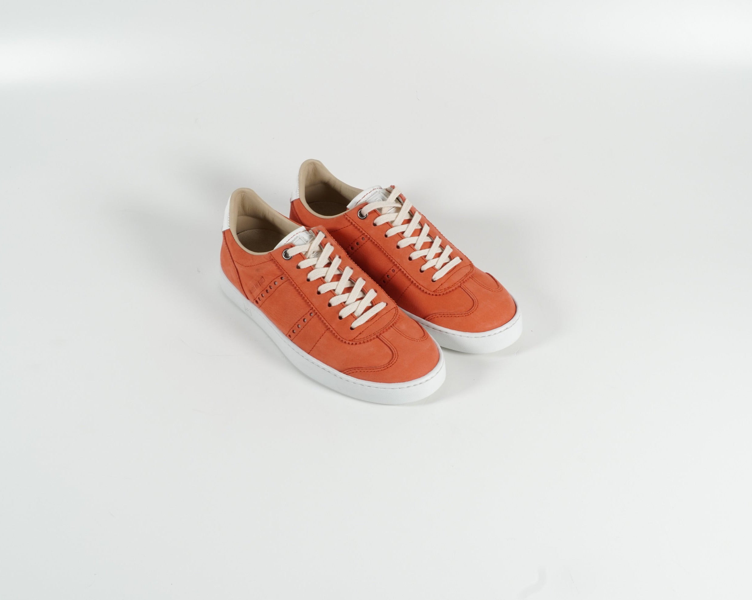 Baskets rouges