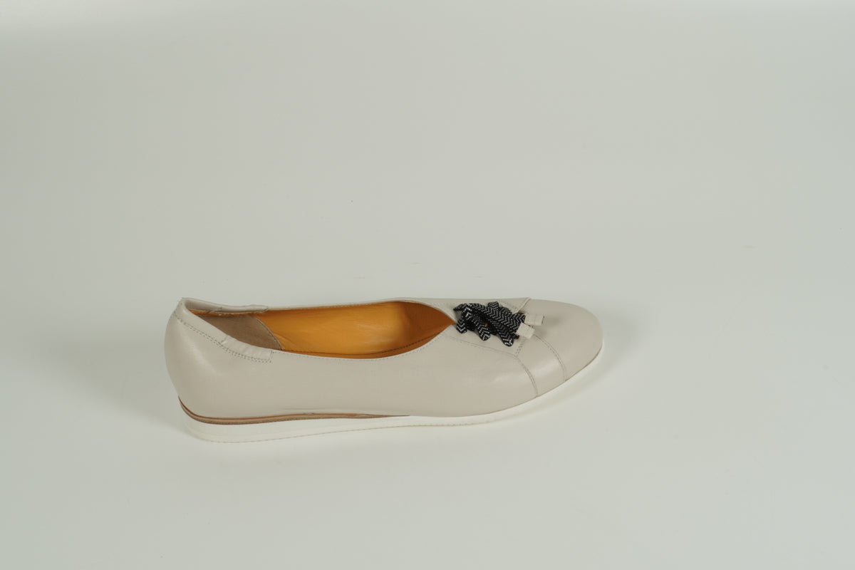 White low shoe
