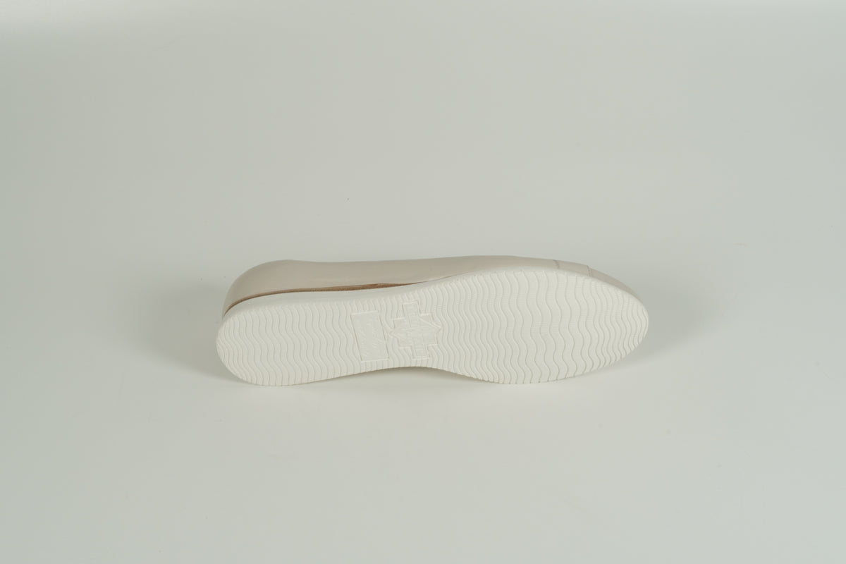 White low shoe