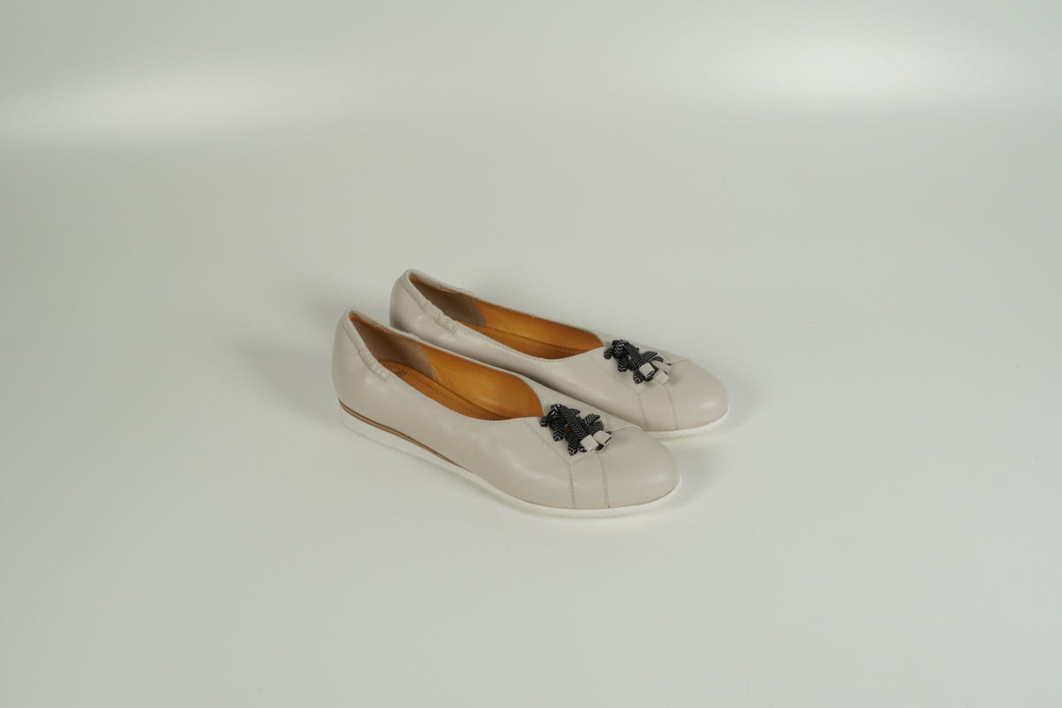 White low shoe