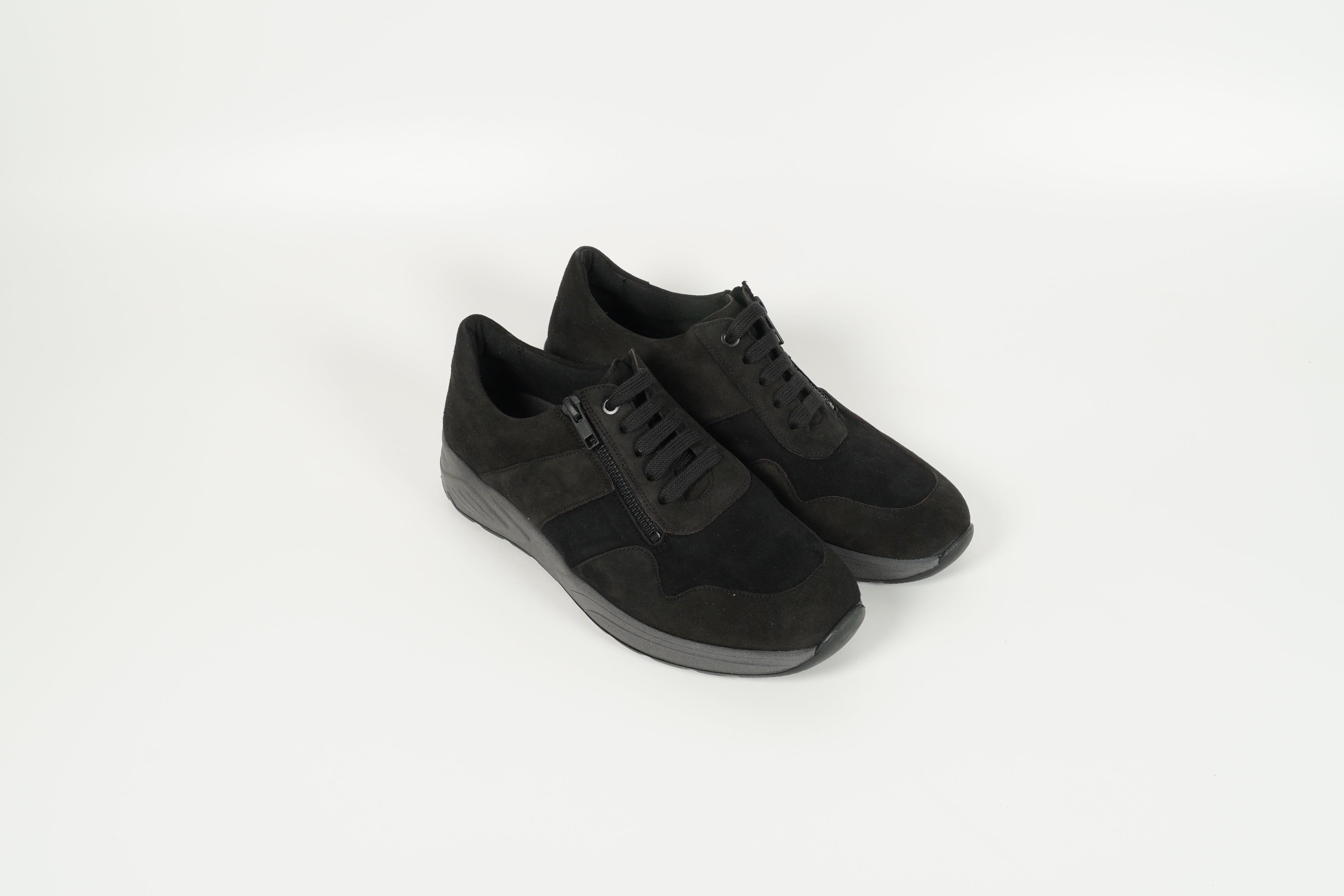 665001-01018 black Suede