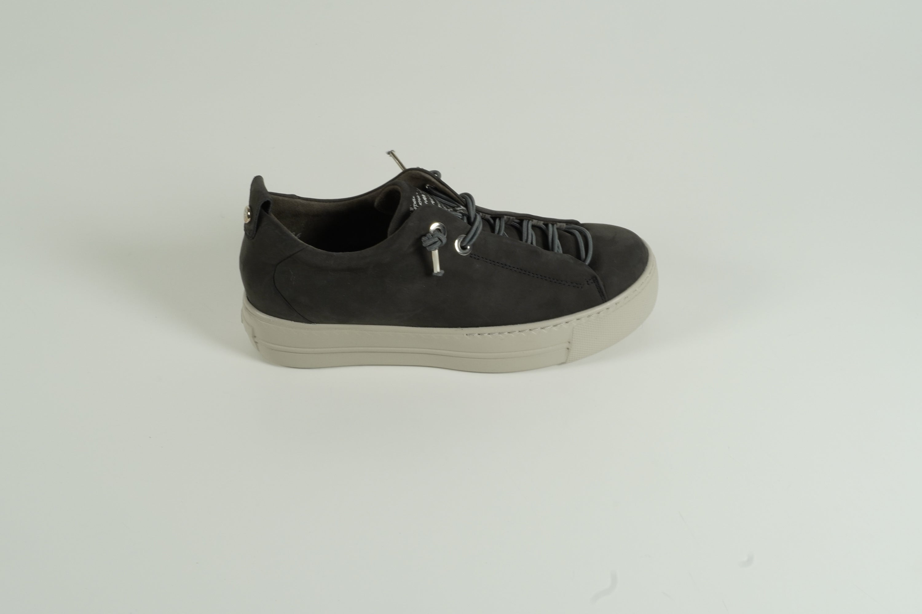 Baskets grises