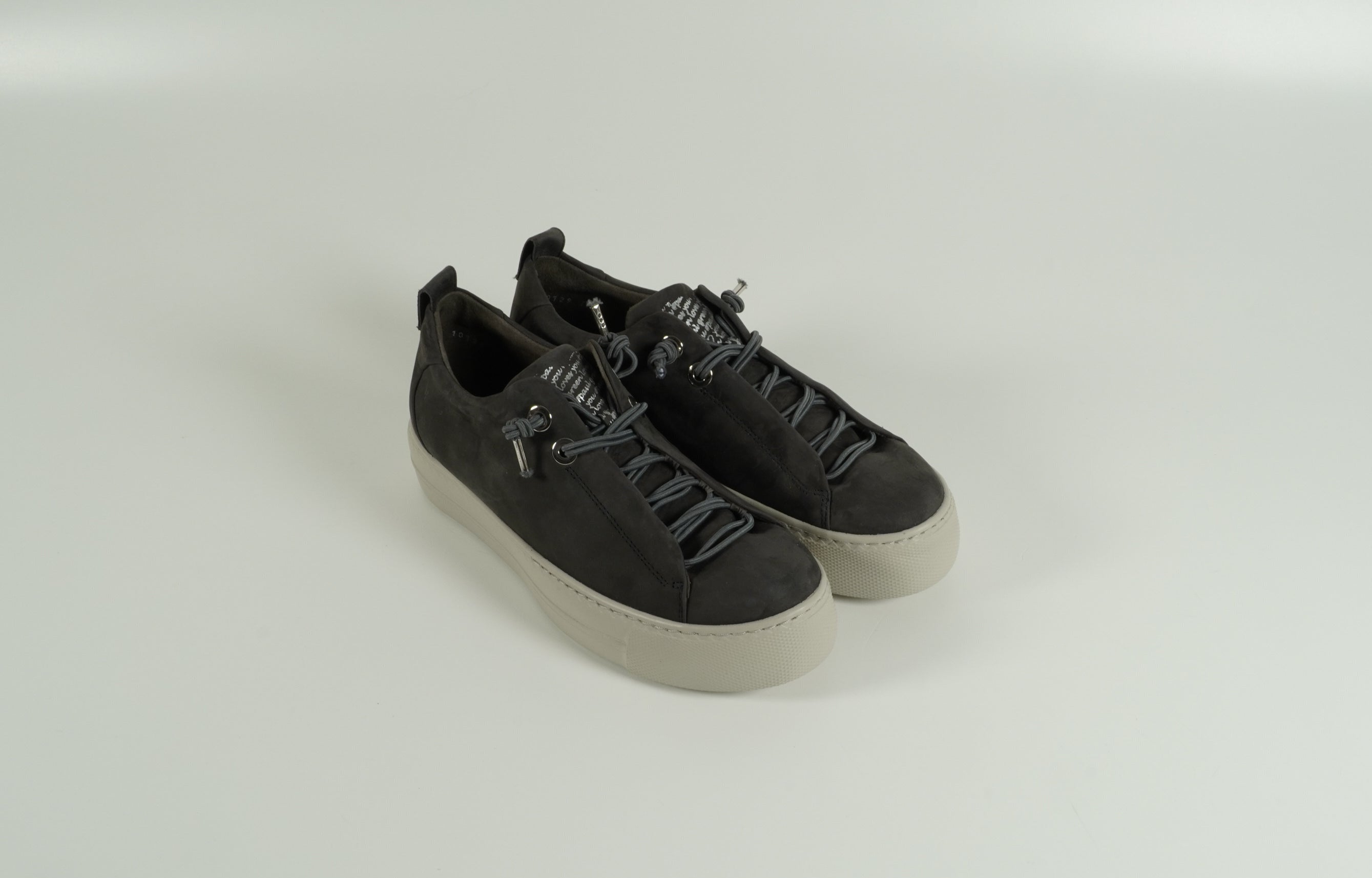 Baskets grises