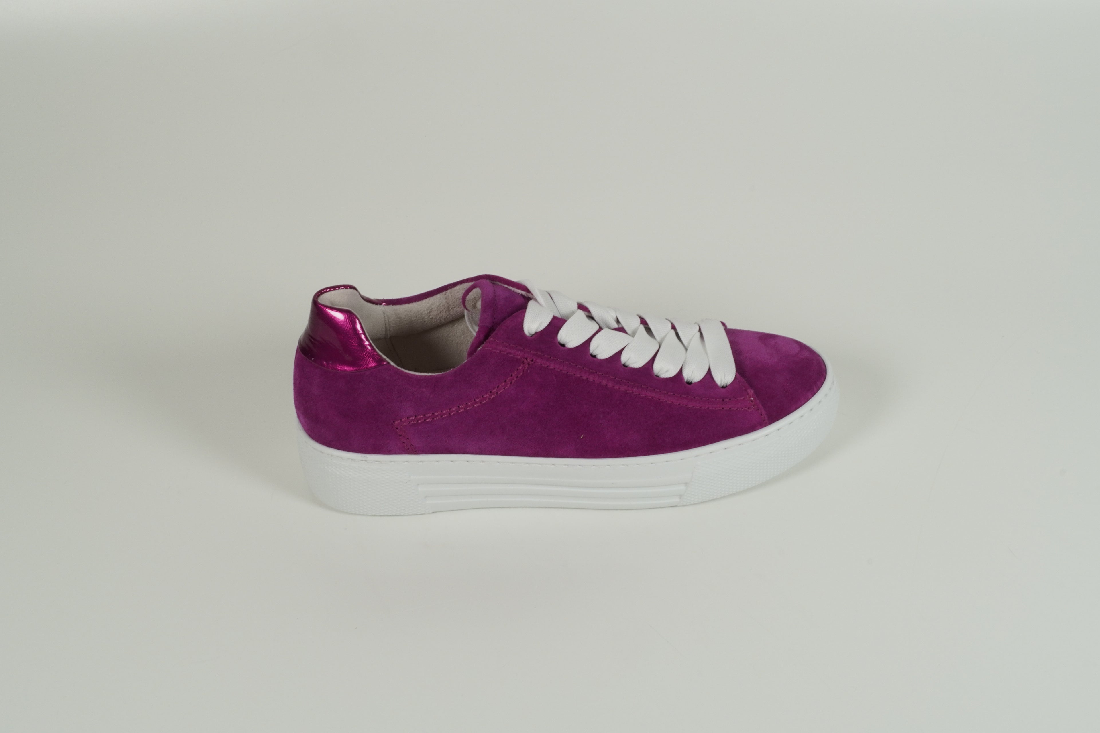 Baskets violettes