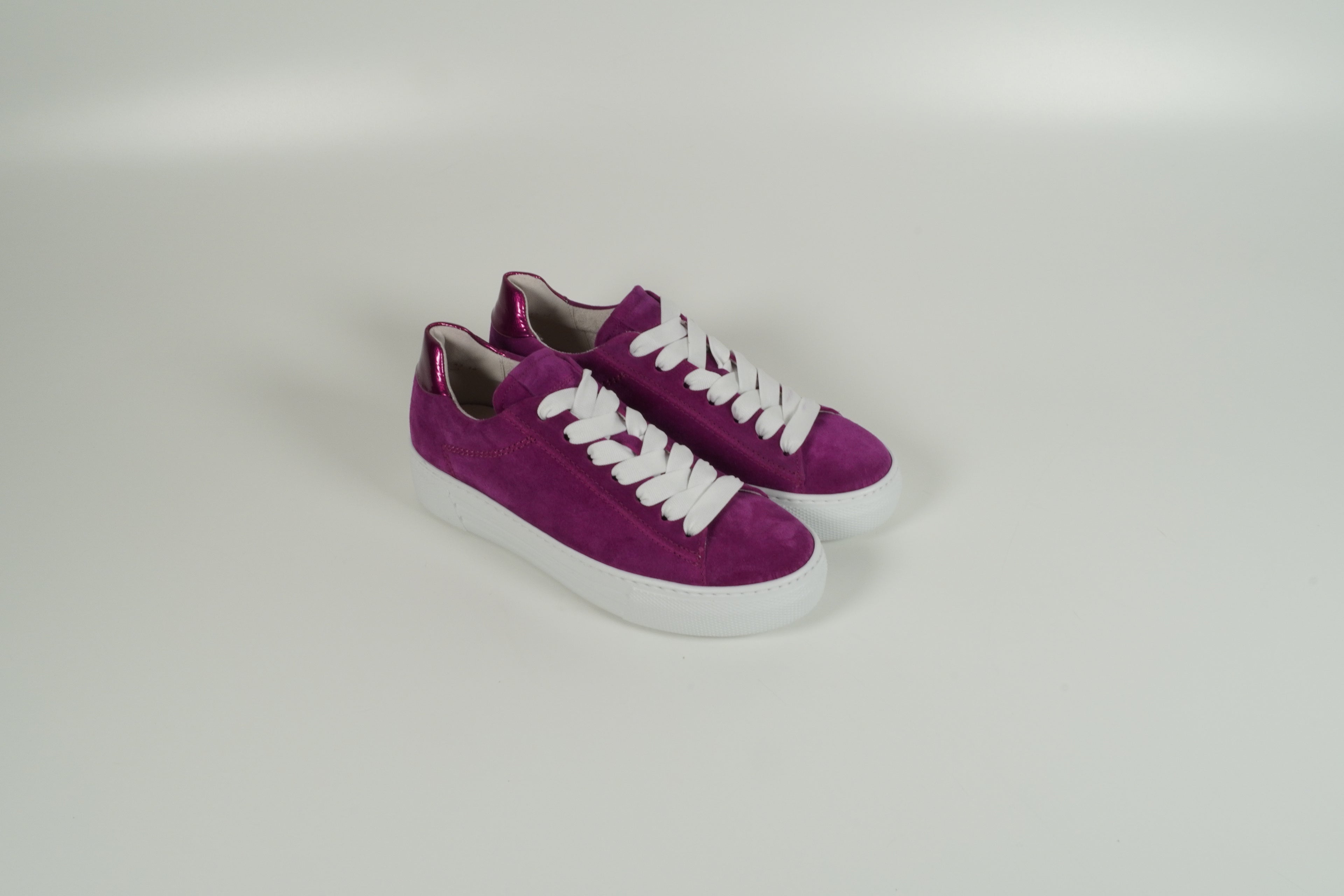 Baskets violettes