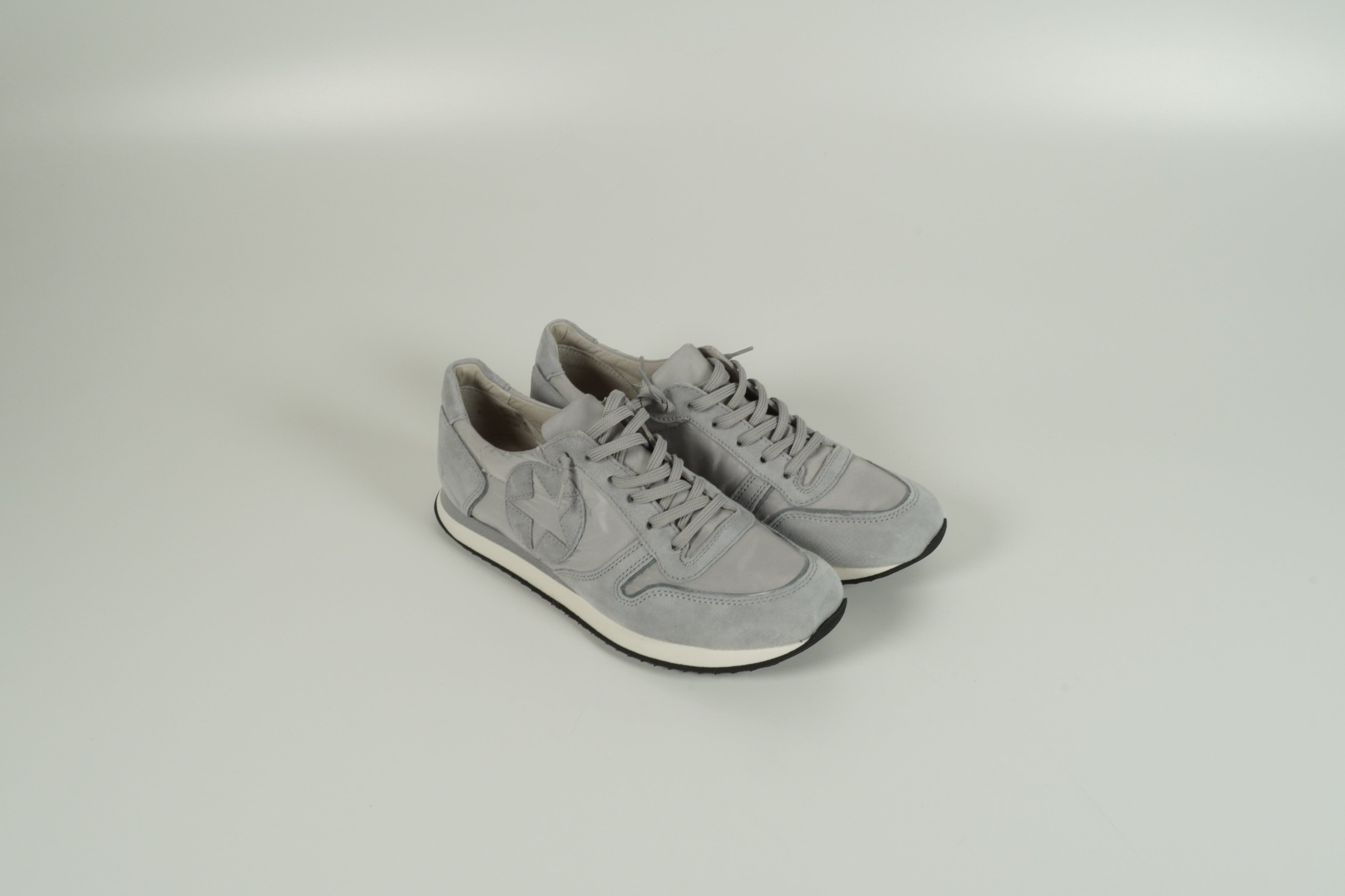 Baskets grises