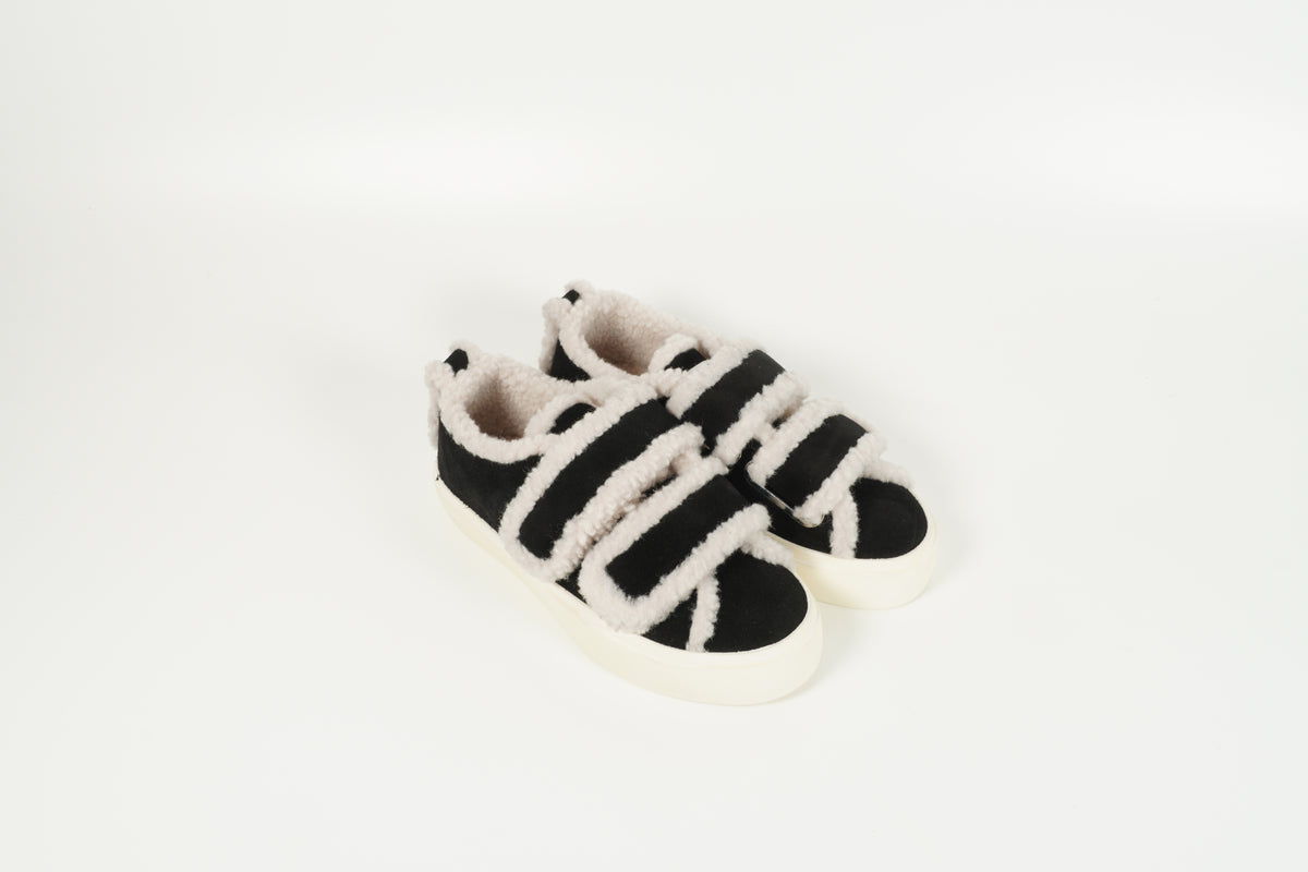 Black lined sneakers