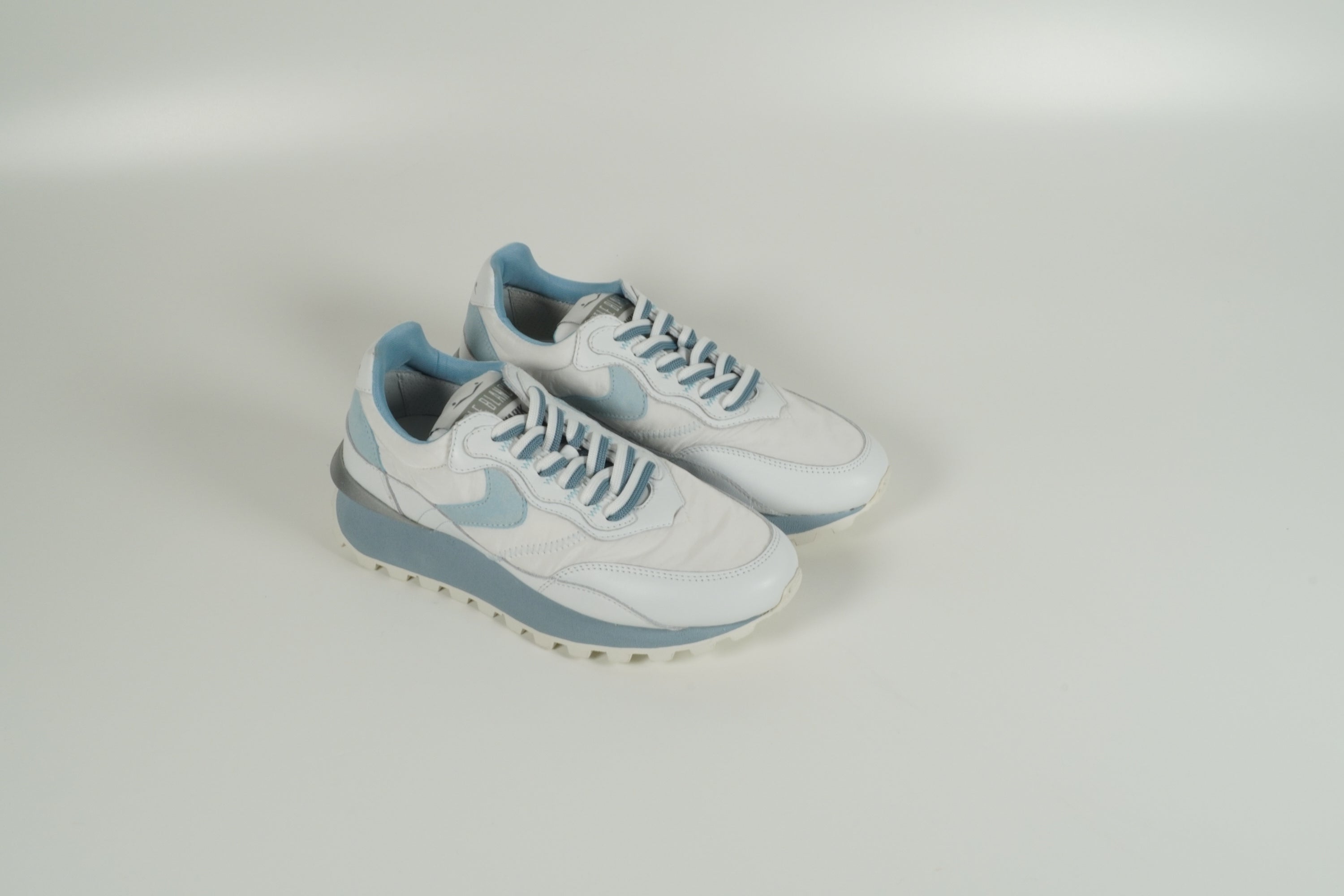 Baskets bleu clair