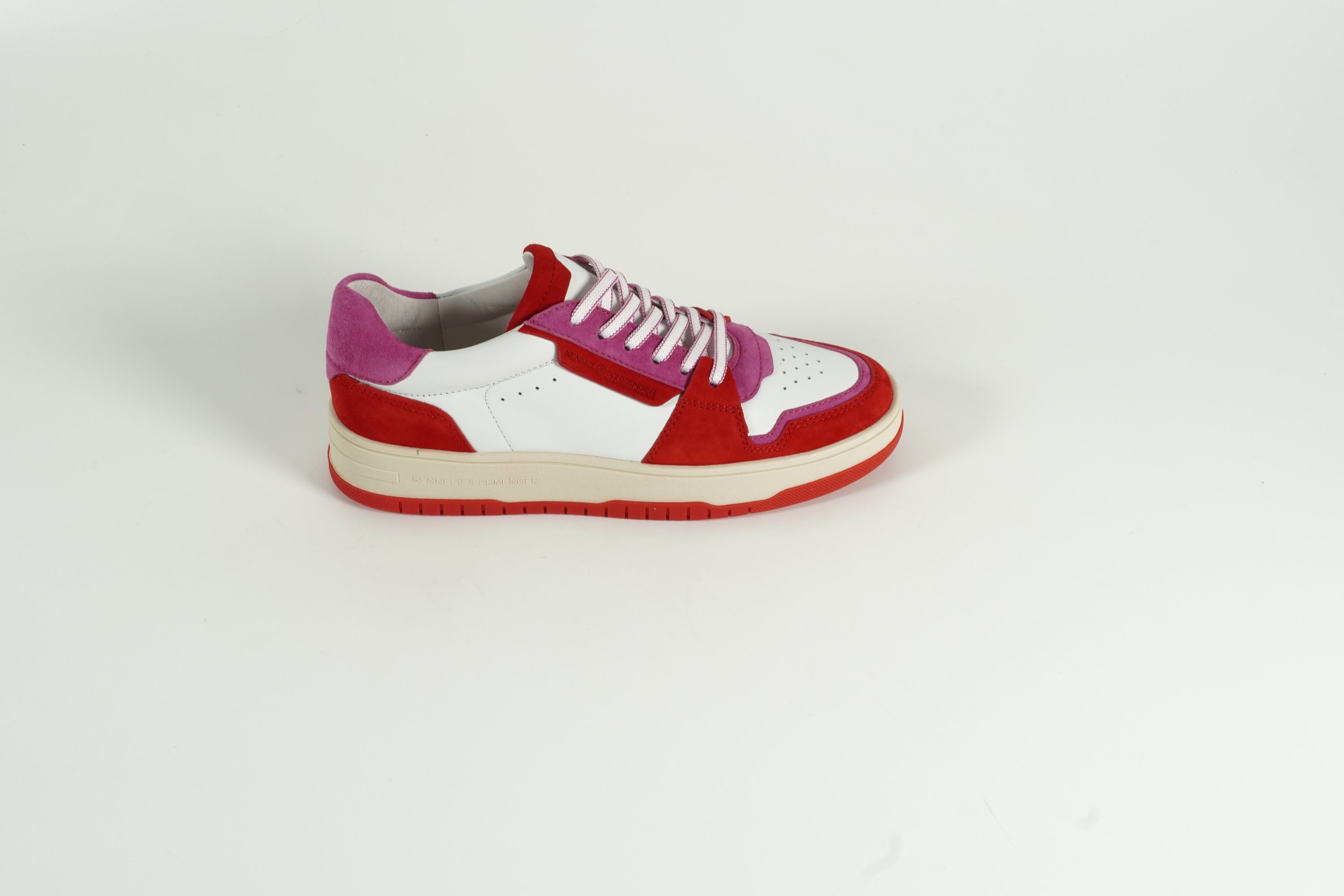 Baskets rouges