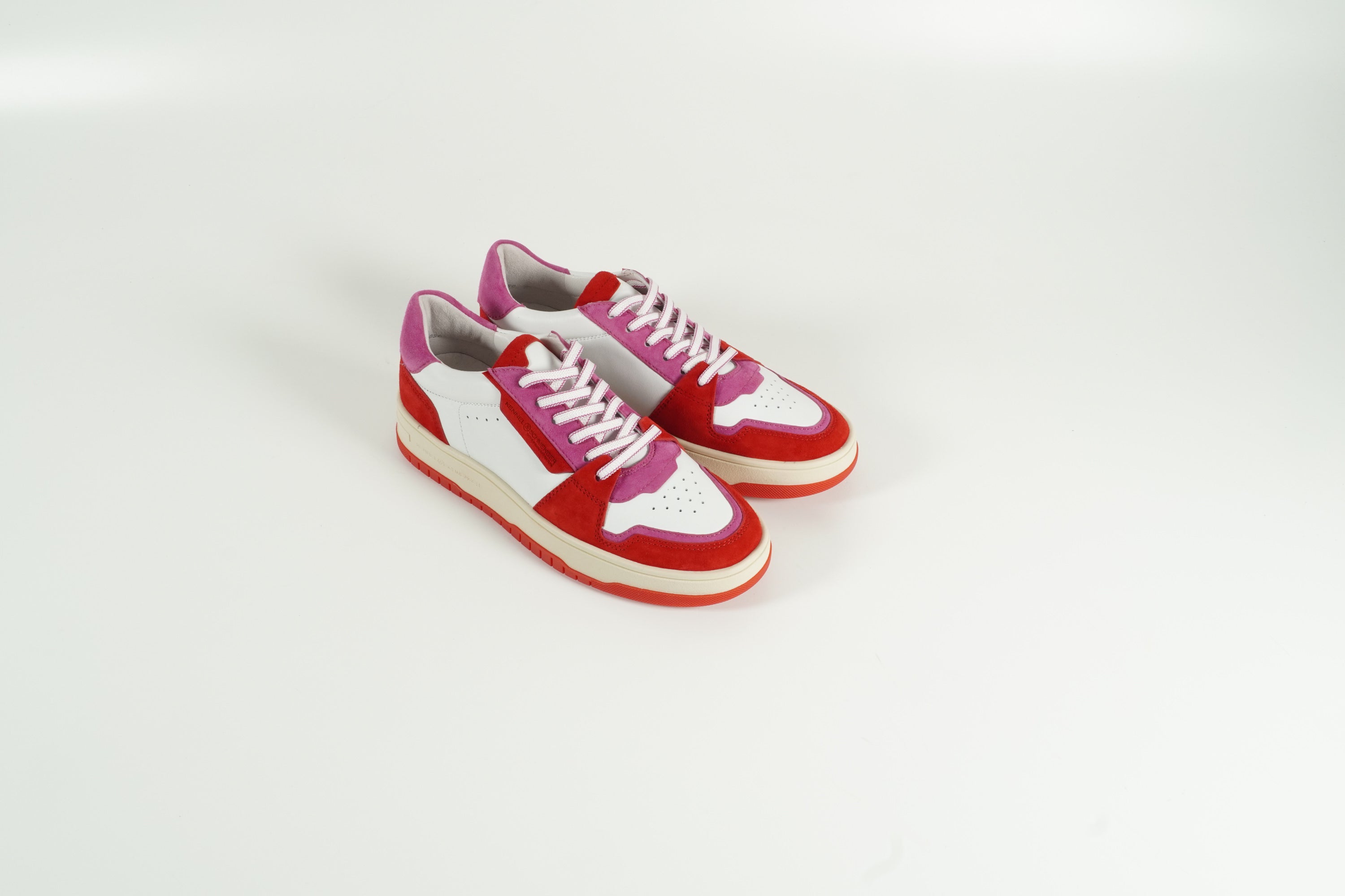 Baskets rouges