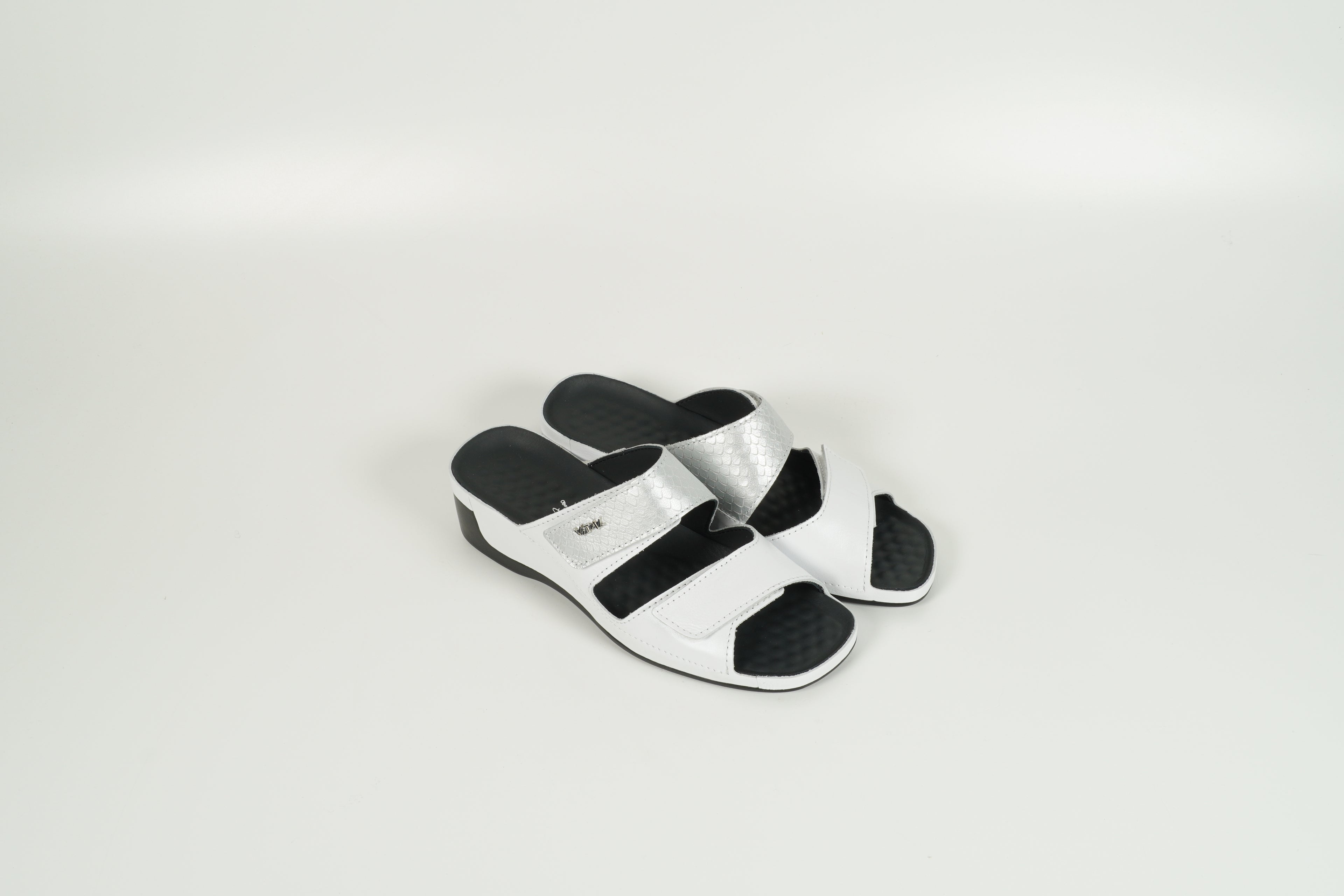 0890-90493-1004 white silver