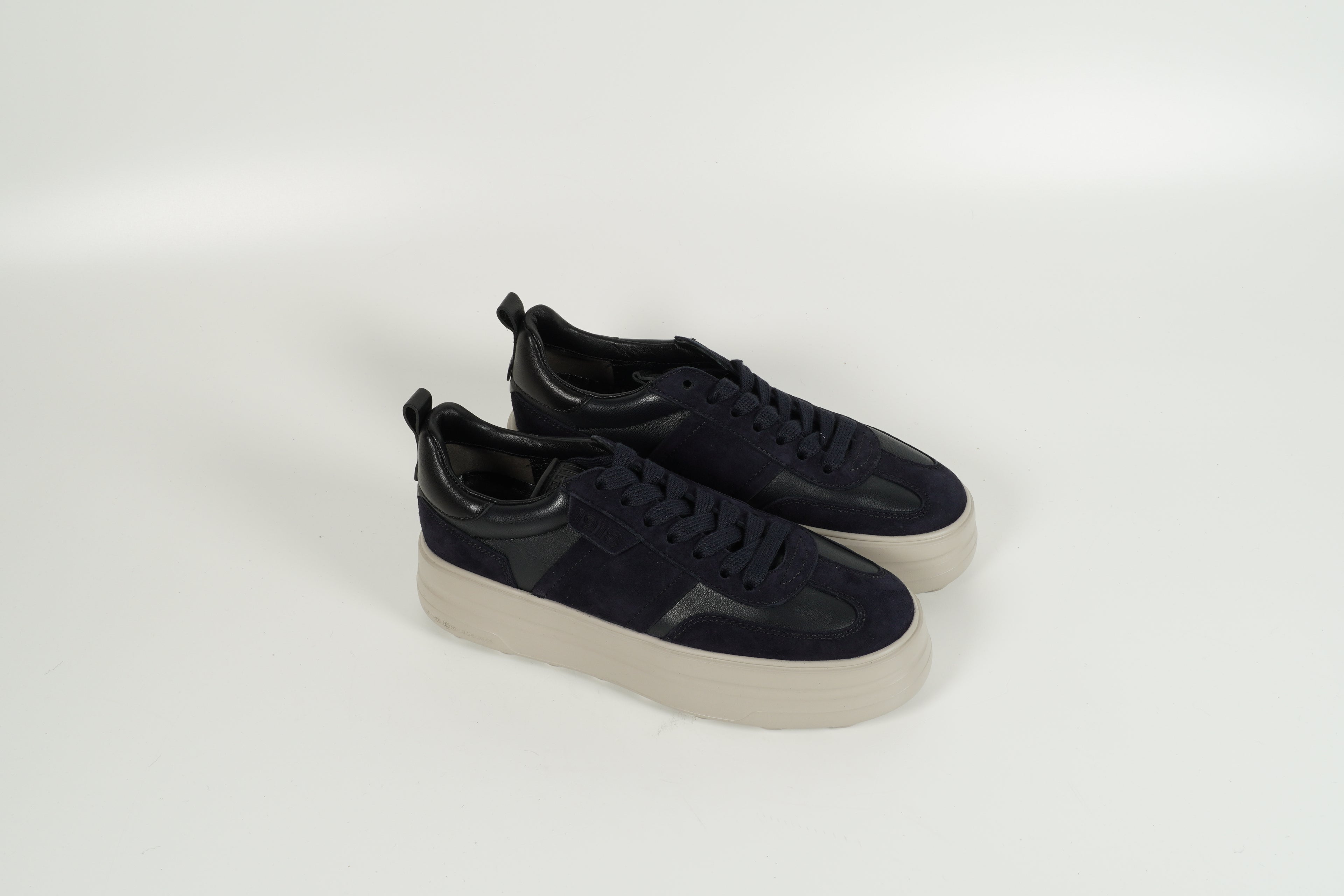 Baskets bleues