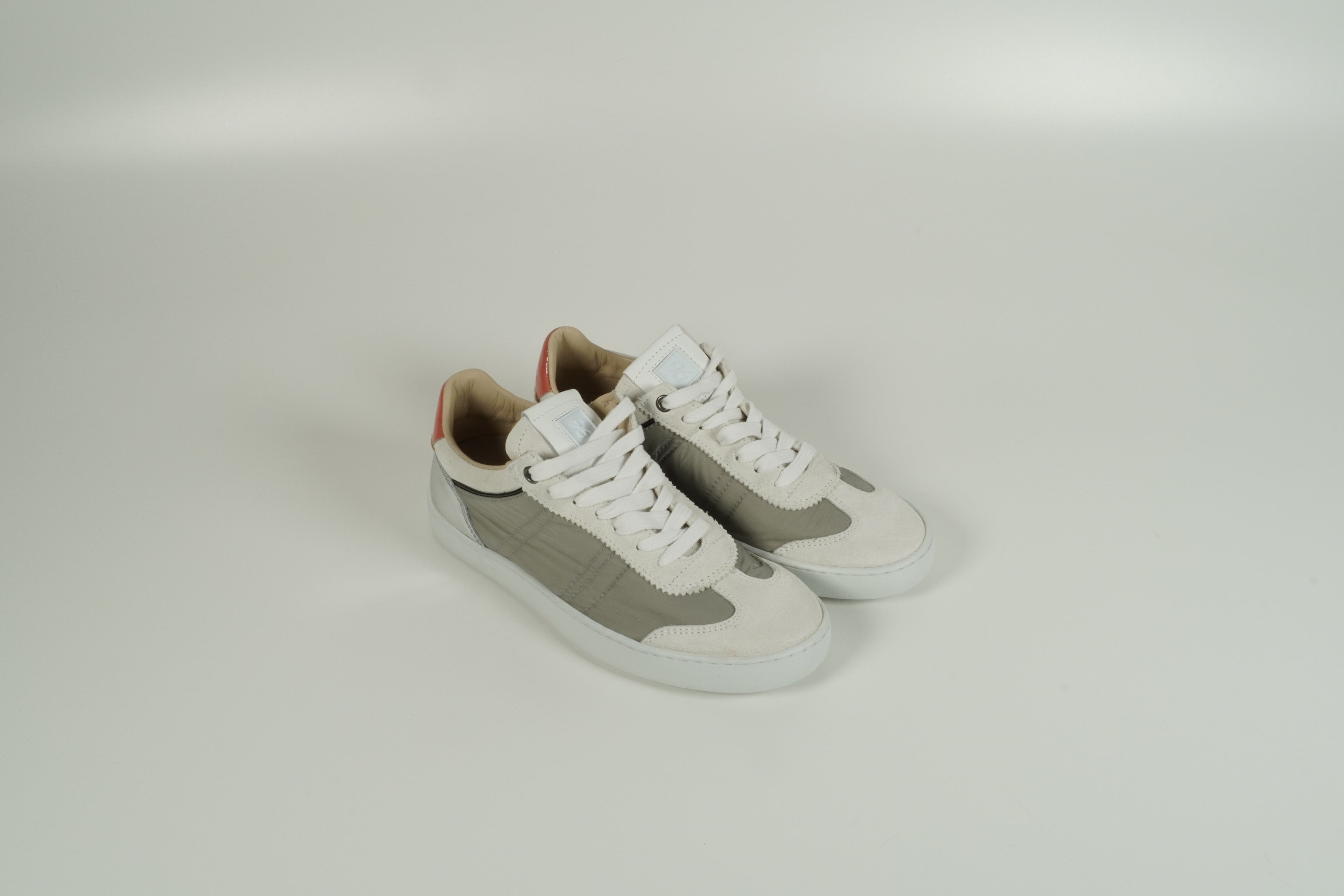 Baskets grises