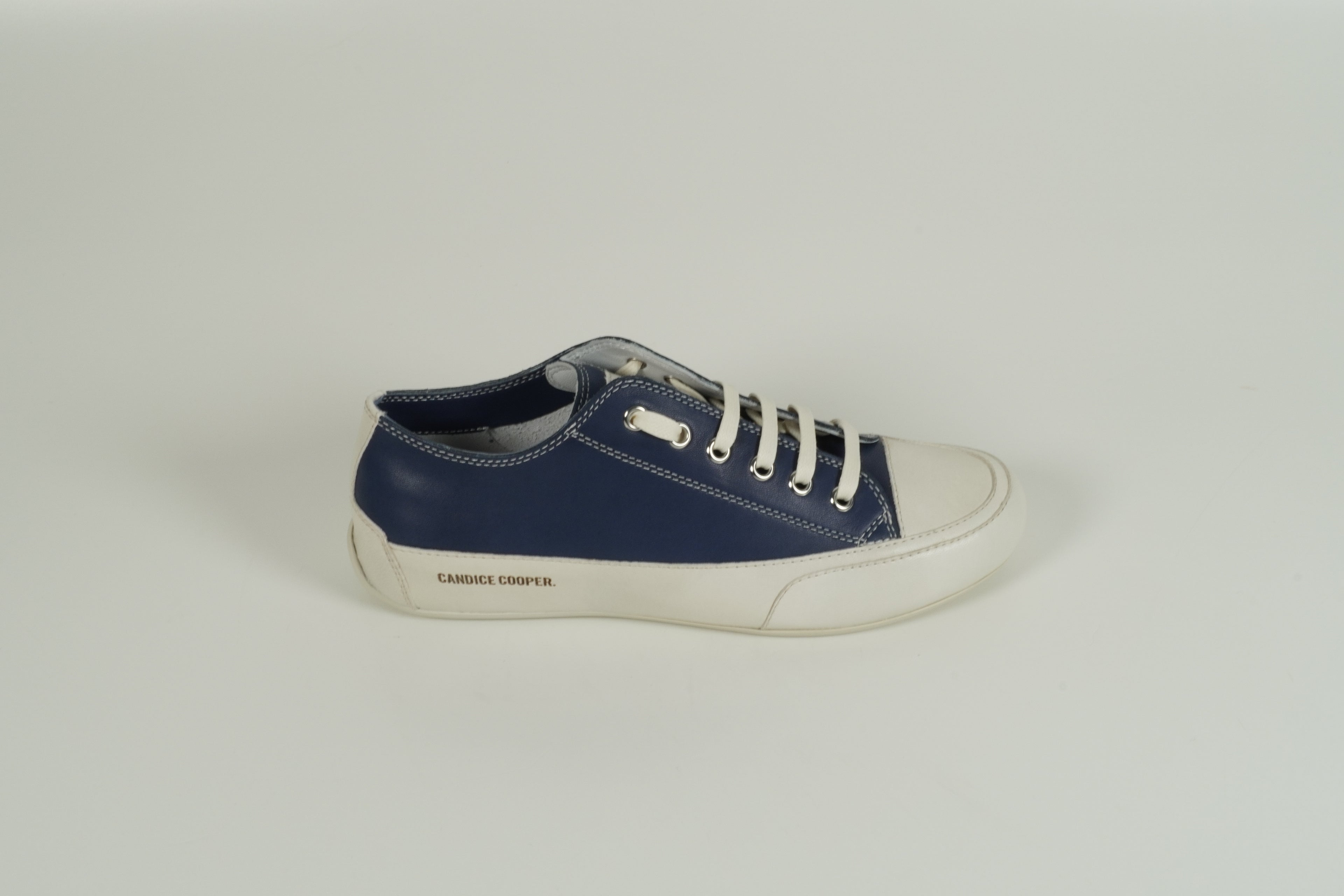 Baskets bleues