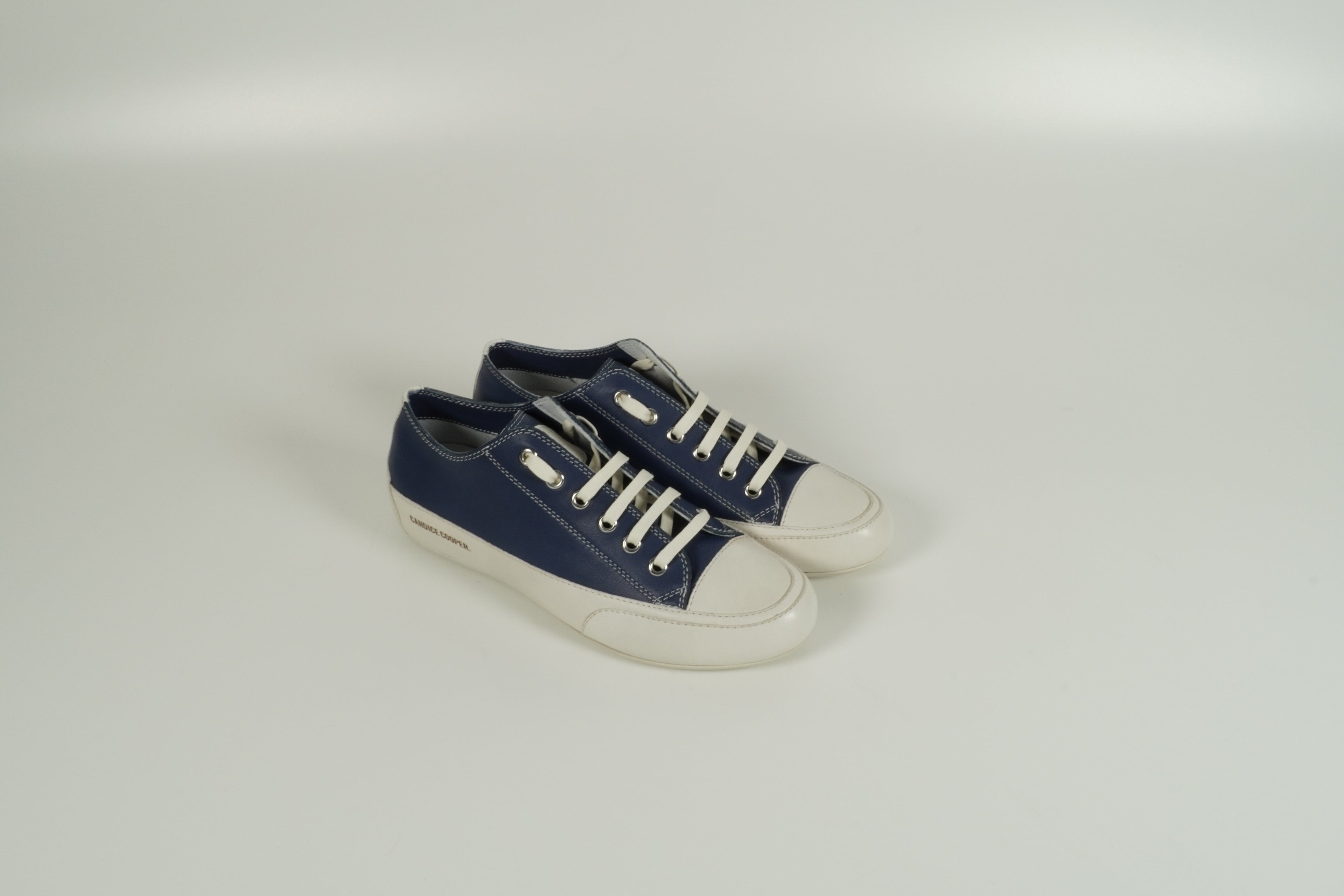 Baskets bleues