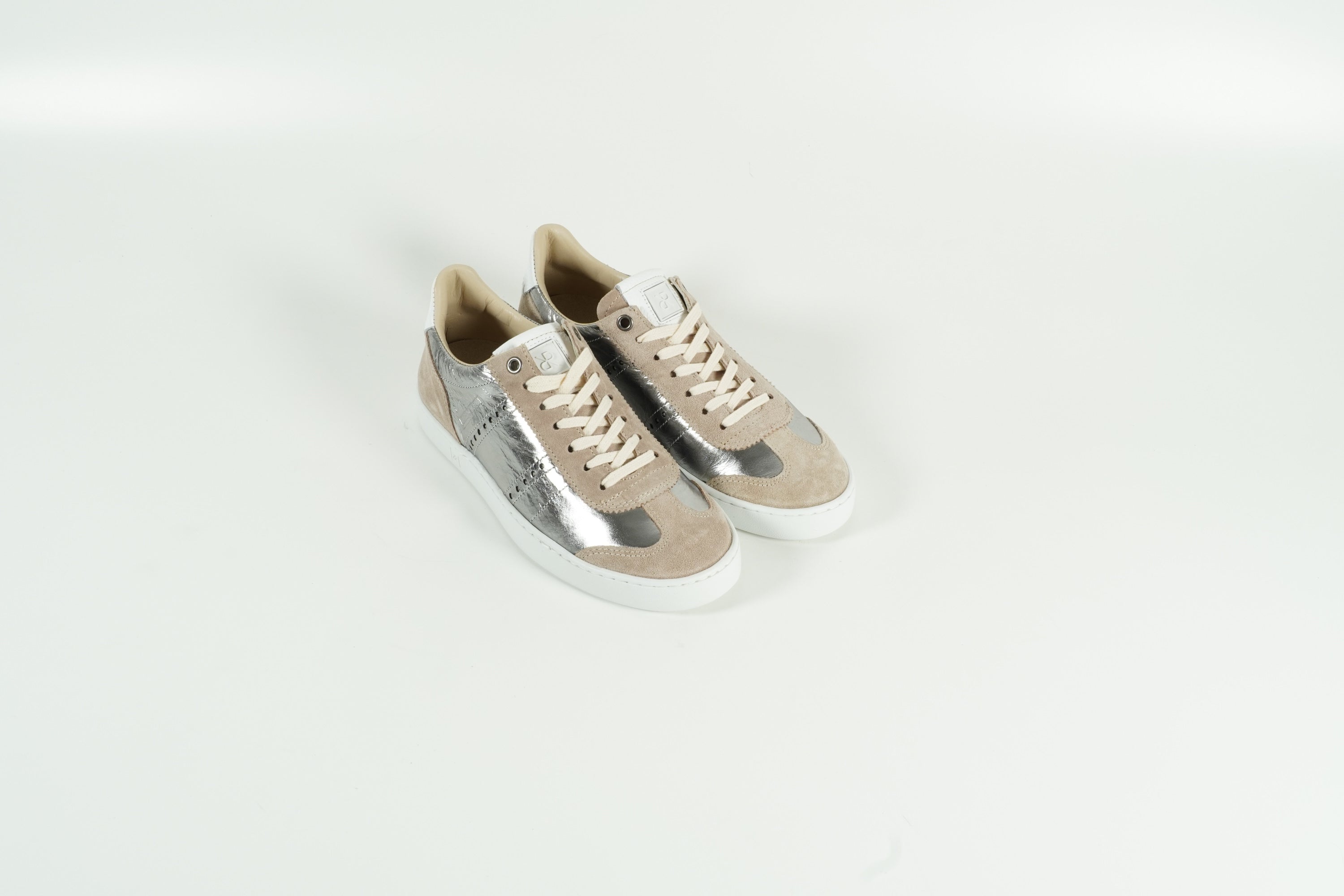Baskets beige argent