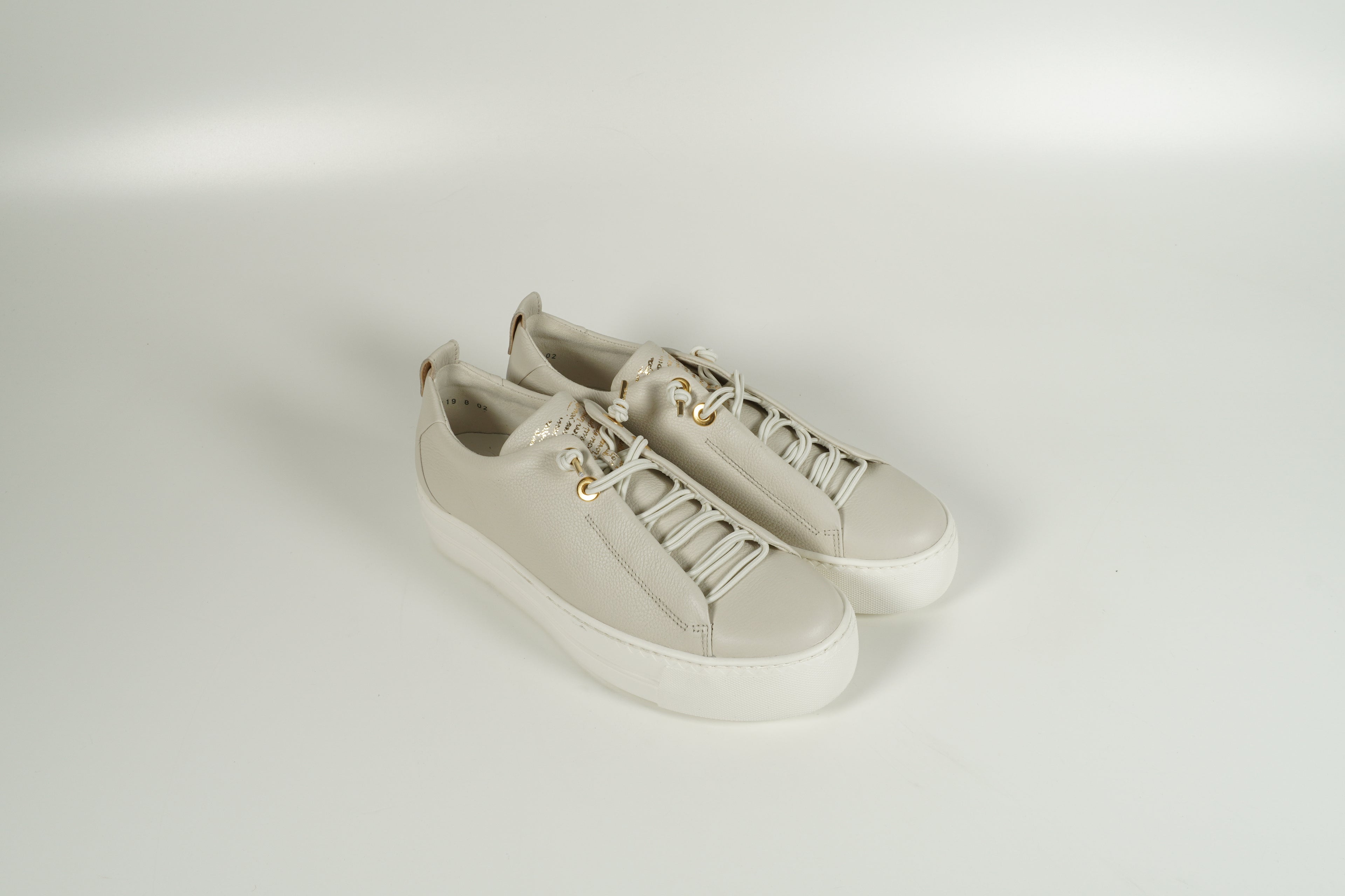 Baskets beiges