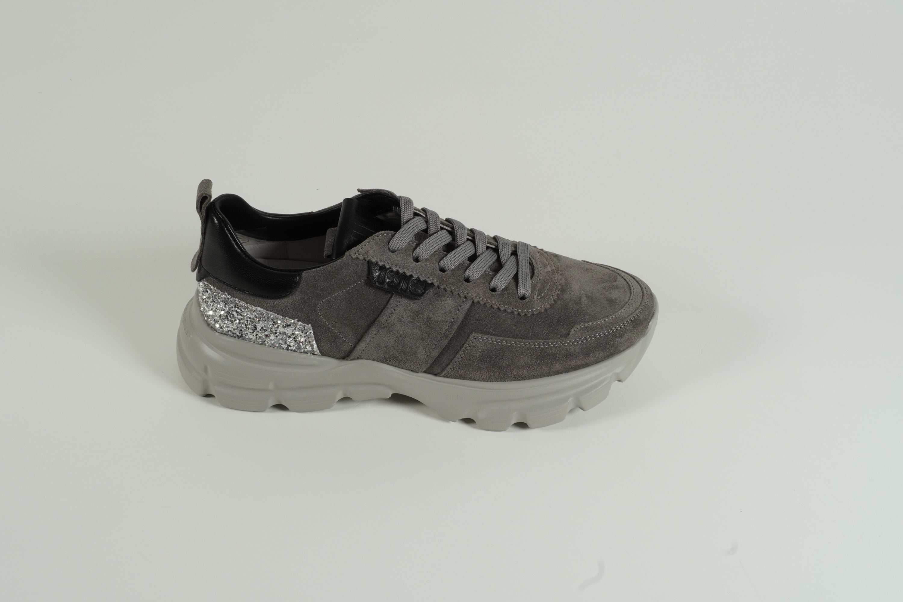 Baskets grises