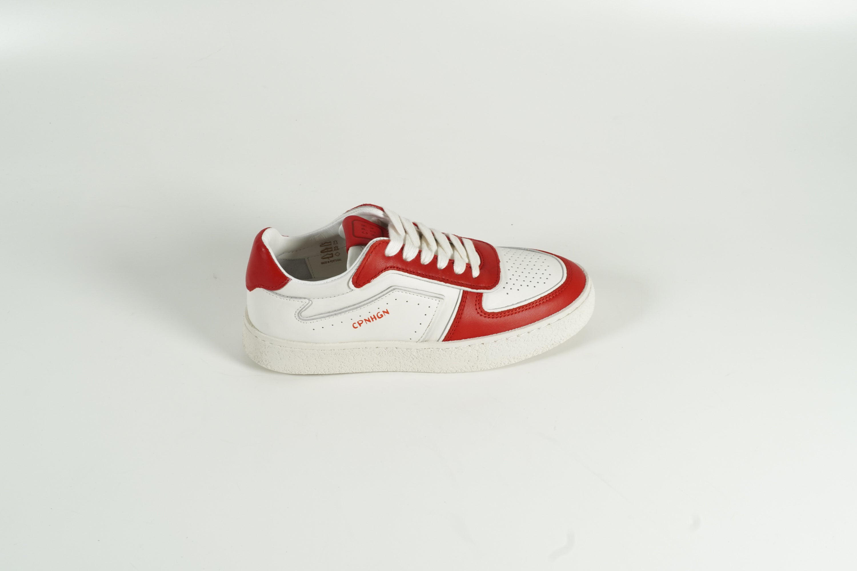 Baskets rouges