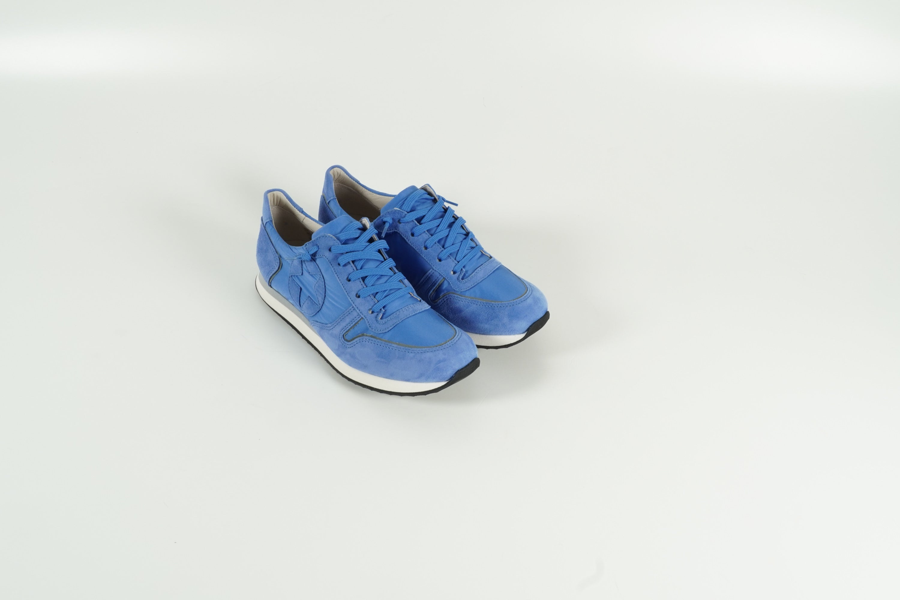Baskets bleues