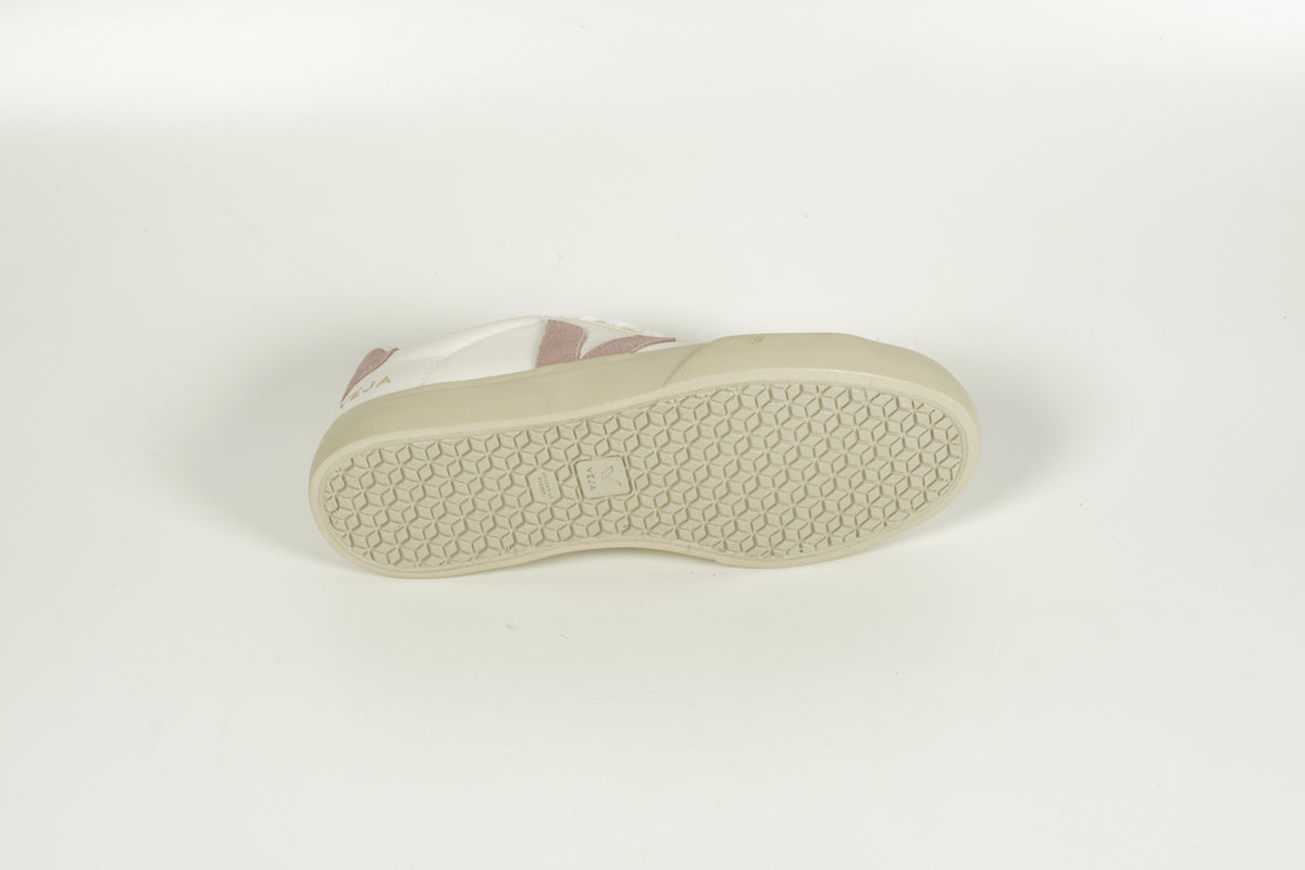 fille en baskets