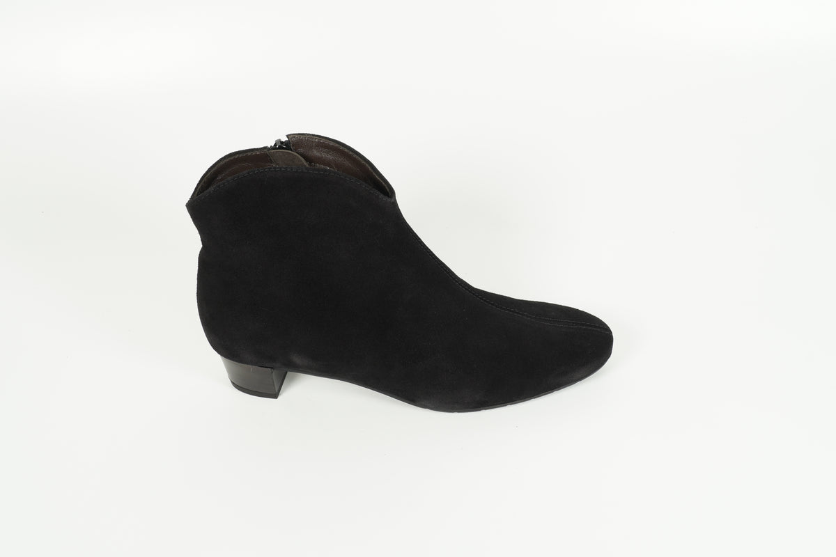 Lined black pumps
