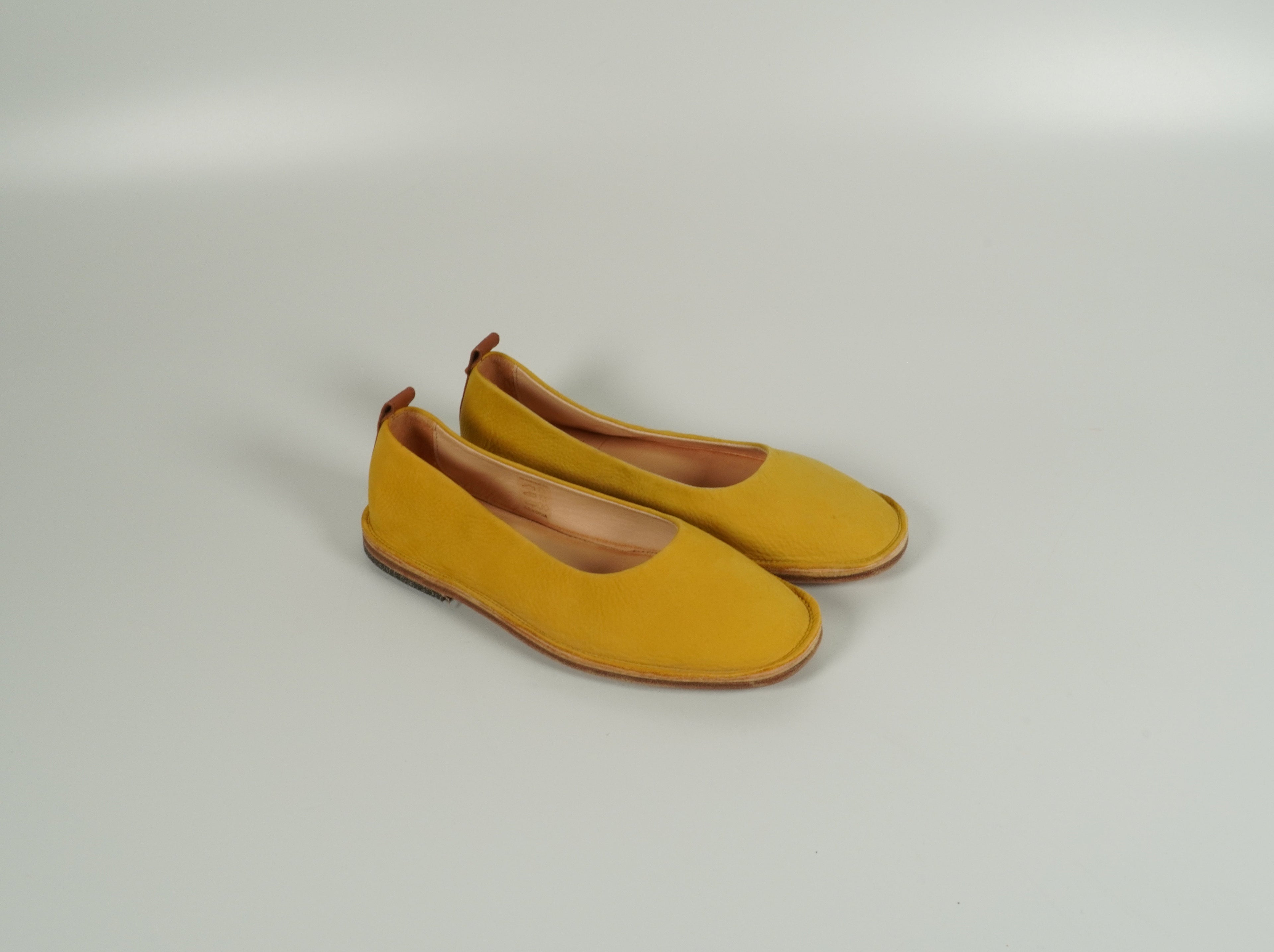 Yellow low shoe