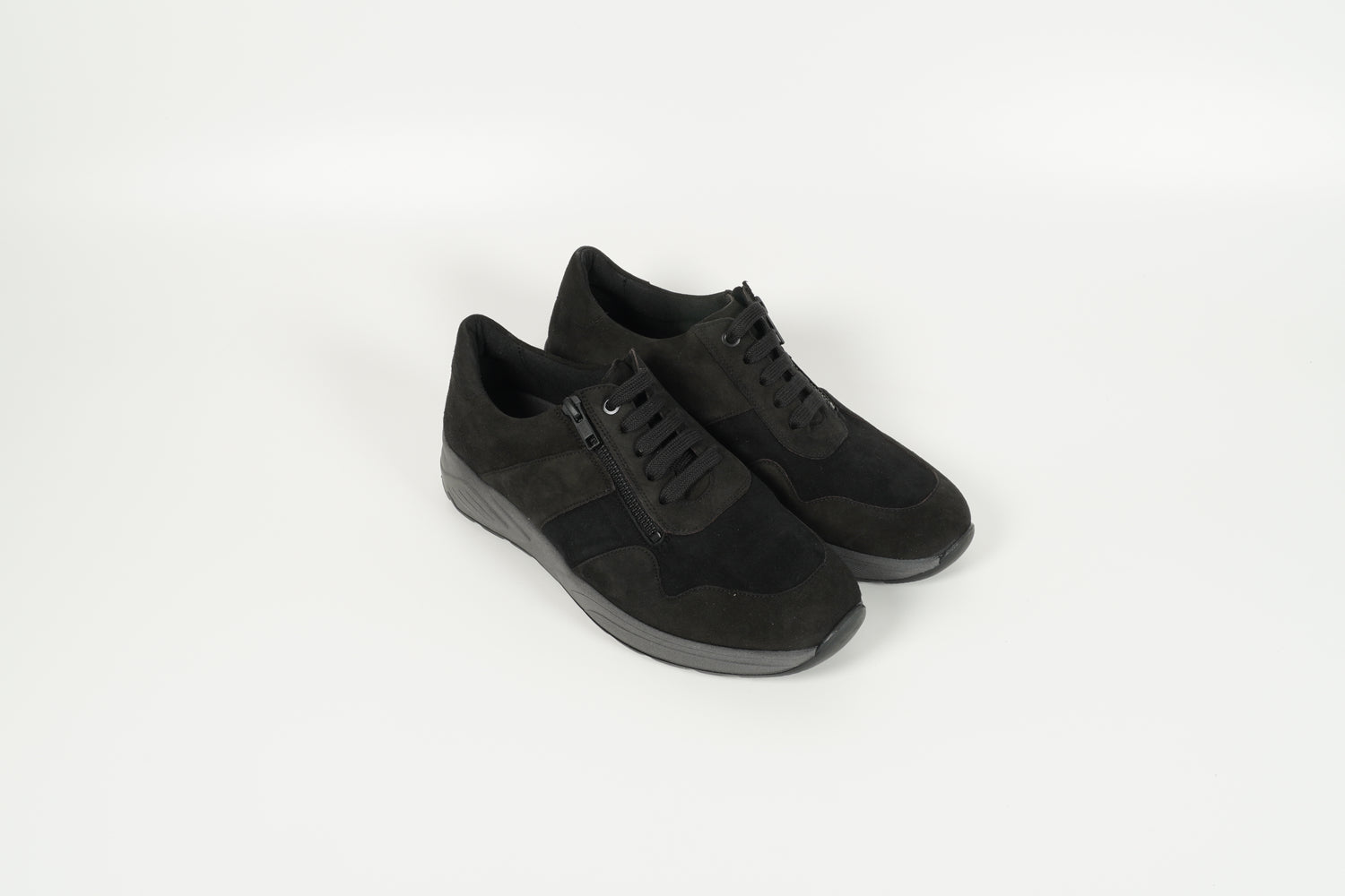 665001-01018 black Suede