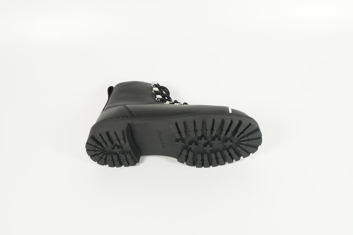 Bateau noir rétro